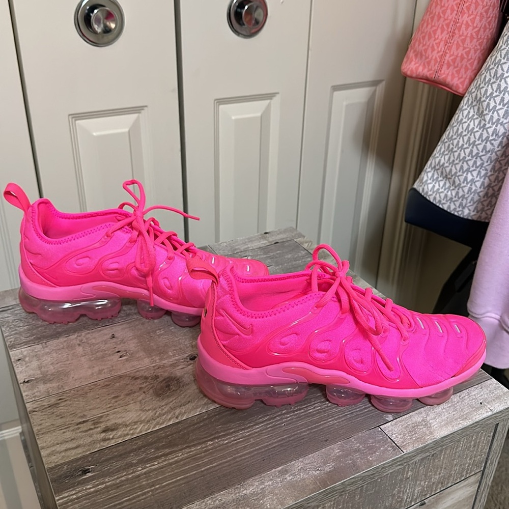 Nike Women’s Hot Pink Athletic Sneakers - Picture 4 of 8